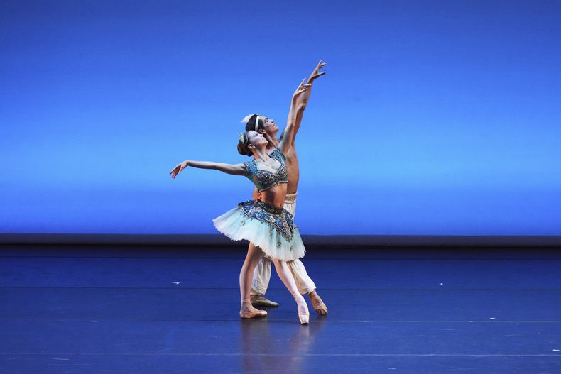 Ivana Bueno y Esteban Hernández durante su presentación en la gala de danza Despertares en el Auditorio Nacional de la Ciudad de México, el sábado 30 de agosto de 2025. (Foto AP/Eduardo Verdugo)