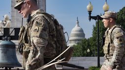 Elementos de la Guardia Nacional vigilan a la entrada de Union Station cerca del Capitolio, el 14 de agosto del 2025, en Washington. (AP Foto/J. Scott Applewhite)