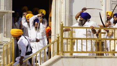 americateve | Sijs chocan con guardias en el santuario m&aacute;s sagrado de su fe, el Templo Dorado en Amritsar, India, viernes 6 de junio de 2014. El choque, que dej&oacute; seis heridos, se produjo durante una ceremonia conmemorativa de la toma del templo por el ej&