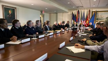americateve | El presidente Barack Obama, flanqueado por el secretario de Defensa Chuck Hagel, izquierda, y el general Martin Dempsey, jefe del Estado Mayor Conjunto, habla con la prensa al concluir una reuni&oacute;n con altos mandos militares, el mi&eacute;rcoles 8 d