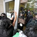 Policías impiden que manifestantes propalestinos ingresen a un edificio dentro del campus de la Universidad de California en Los Ángeles, el 23 de mayo de 2024, en Los Ángeles. (AP Foto/Ryan Sun, Archivo)