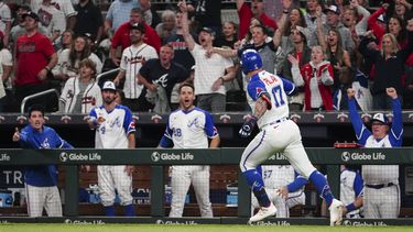 Los Bravos de Atlanta festejan un jonrón de Kevin Pillar (17) ante los Orioles de Baltimore, el sábado 6 de mayo de 2023 (AP Foto/John Bazemore)