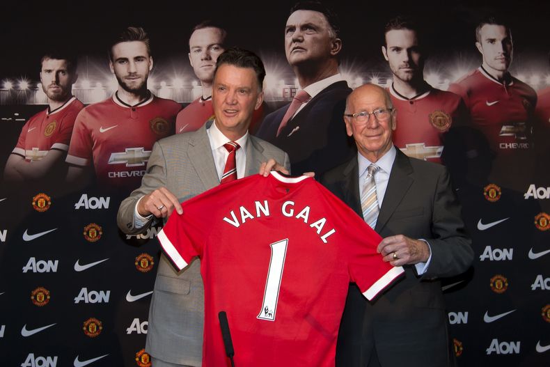 El nuevo t&eacute;cnico del Manchester United, Louis van Gaal (izquierda) posa junto al exjugador Bobby Charlton antes de la conferencia de prensa en &ntilde;la que fue presentado ene le stadio Old Trafford el jueves 17 de julio de 2014. (Foto de AP/Jon S