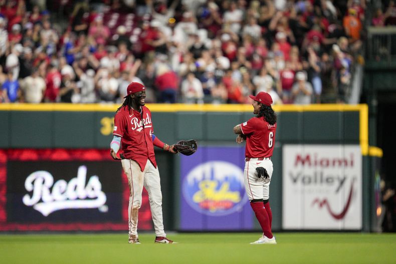 Elly De La Cruz, de los Rojos de Cincinnati, a la izquierda, celebra con Jonathan India (6) después del partido de béisbol contra los Dodgers de Los Ángeles, el sábado 25 de mayo de 2024, en Cincinnati. (AP Foto/Jeff Dean)