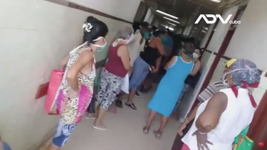 falta de medicos provoca aglomeraciones de cubanos en hospital la benefica