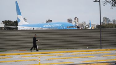 Un avión de Aerolíneas Argentinas se encuentra en el aeropuerto Jorge Newbery, parcialmente afectado por una huelga de trabajadores por aumentos salariales en Buenos Aires, Argentina, el jueves 19 de septiembre de 2024. (AP Foto/Rodrigo Abd)