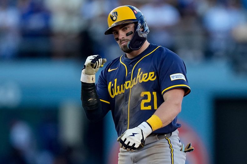 Caleb Durbin de los Cerveceros de Milwaukee celebra su doble en la séptima entrada del juego 3 de la Serie de Campeonato ante los Dodgers de Los Ángeles el jueves 16 de octubre del 2026. (AP Foto/Brynn Anderson)