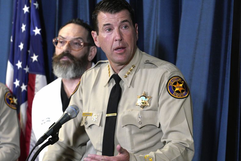 ARCHIVO - Jim Fryhoff y Christopher Young, respectivamente sheriff y jefe médico forense del condado de Ventura, participan en una conferencia de prensa en la estación este de la comisaría del condado de Ventura, el martes 7 de noviembre de 2023, en Thousand Oaks, California, (AP Foto/Richard Vogel, Archivo)