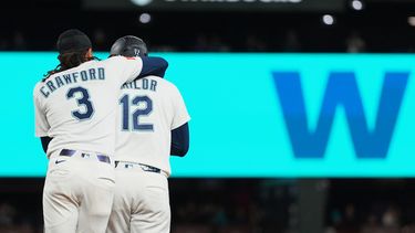 J.P. Crawford (3), de los Marineros de Seattle, abraza a su compañero Josh Naylor (12) después de que Naylor bateara un sencillo de oro para dejar tendidos en el terreno a los Astros de Houston en 10 entradas, el miércoles 23 de septiembre de 2026, en Seattle. (AP Foto/Lindsey Wasson)
