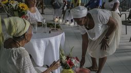 Santeras y feligreses de la tradición afrocubana realizan una celebración espiritual por la salud del papa Francisco en un salón de la Asociación Cultural Yoruba de Cuba, en La Habana, el sábado 1 de marzo de 2025. (AP Foto/Ariel Ley)
