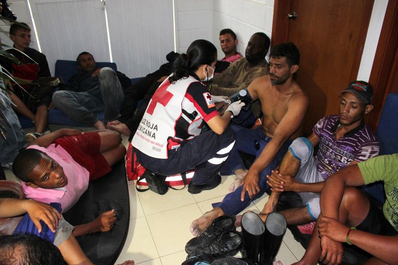 Personal de la Cruz Roja examina a balseros cubanos. (Foto de archivo)