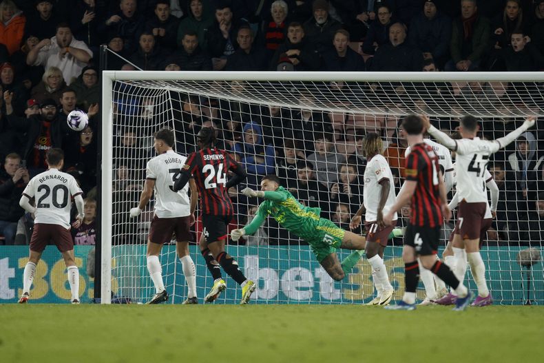 El portero del Manchester City, Ederson, realiza una atajada durante el partido de fútbol de la Liga Premier inglesa entre el Bournemouth y el Manchester City en el estadio Vitality de Bournemouth, Inglaterra, el sábado 24 de febrero de 2024. (AP Foto/David Cliff)