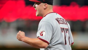 El lanzador abridor de los Guardianes de Cleveland, Parker Messick (77), reacciona después de que Joe Mack, de los Marlins de Miami, fuera puesto fuera en la primera base con un rodado durante la quinta entrada de un partido de béisbol, el viernes 10 de julio de 2026, en Miami. (Foto AP/Lynne Sladky)