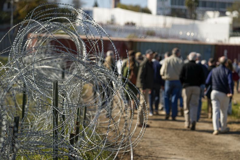 ARCHIVO - Alambre de púas bordea el sendero por el que caminan legisladores en una zona cercana a la frontera con México, el 3 de enero de 2024, en Eagle Pass, Texas. (AP Foto/Eric Gay, Archivo)