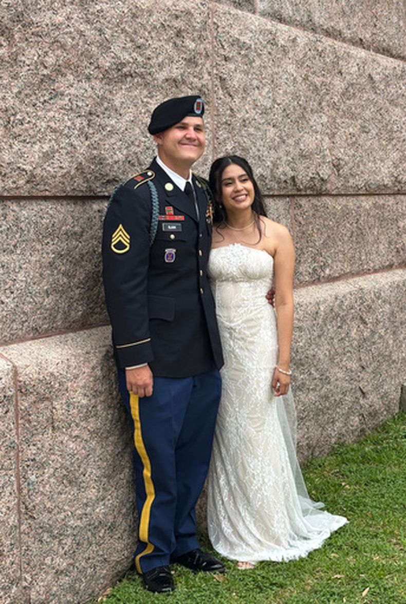 En la imagen, proporcionada por Jen Rickling, aparece el sargento primero del Ejército de Estados Unidos, Matthew Blank, izquierda, y su esposa, Annie Ramos, posando para una foto mientras celebraban su boda, en marzo de 2026, en Houston. (Jen Rickling vía AP)