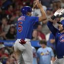 El brasileño Yan Gomes (derecha) recibe la felicitación del dominicano Christopher Morel, luego de batear un jonrón de dos carreras en el juego del sábado 29 de julio de 2023, ante los Cardenales de San Luis (AP Foto/Jeff Roberson)