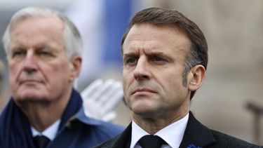 ARCHIVO – El presidente francés, Emmanuel Macron, derecha, y el primer ministro, Michel Barnier, asisten a la conmemoración del 106to aniversario del Armisticio del 11 de noviembre de 1918, que dio fin a la Primera Guerra Mundial, en el Arco del Triunfo en París, el lunes 11 de noviembre de 2024. (Ludovic Marin, Pool vía AP, Archivo)