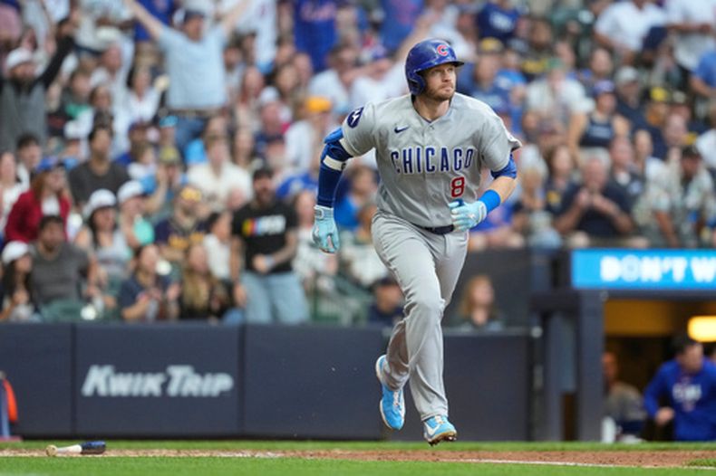 Ian Happ, de los Cachorros de Chicago, corre las bases después de batear un jonrón de tres carreras durante la sexta entrada del juego de béisbol de Grandes Ligas contra los Cerveceros de Milwaukee, el sábado 27 de junio de 2026, en Milwaukee. (AP Foto/Aaron Gash)