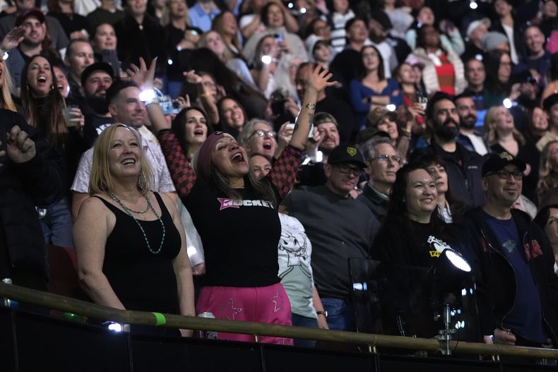 Miembros de la audiencia ven la actuación de No Doubt durante el concierto benéfico de FireAid el jueves 30 de enero de 2025 en The Forum en Inglewood, California. (Foto AP/Chris Pizzello)