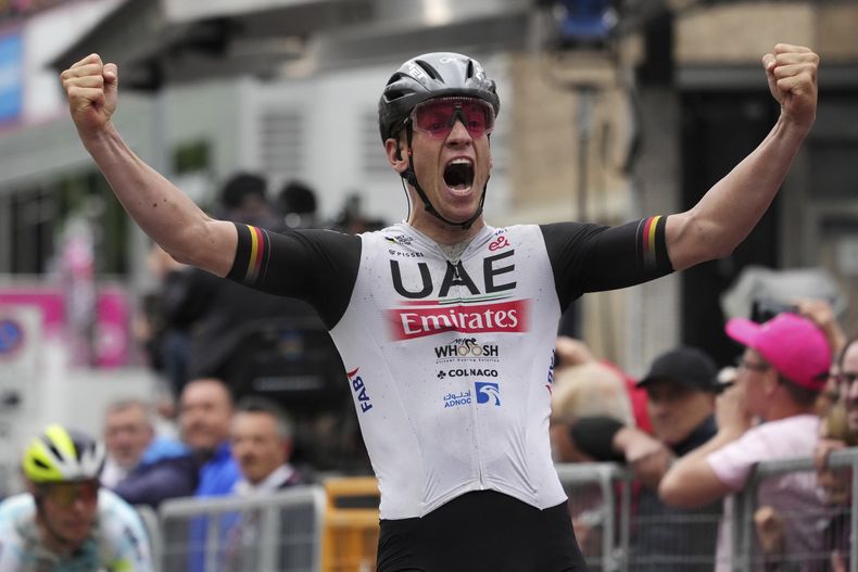 Pascal Ackermann celebra al cruzar la meta para ganar la 11ma etapa del Giro de Italia, entre Camaiore y Tortona, el miércoles 17 de mayo de 2023. (Gian Mattia DAlberto/LaPresse vía AP)