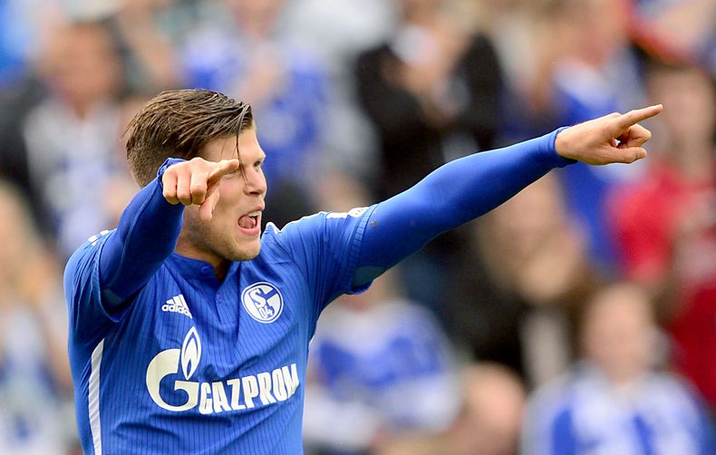 El jugador de Schalke, Klaas-Jan Huntelaar, festeja un gol contra Hannover en la Bundesliga el s&aacute;bado, 23 de agosto de 2014, en Hannover, Alemania. (AP Photo/dpa,Peter Steffen)