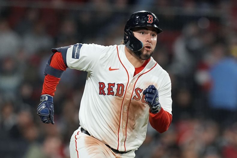 El venezolano Wilyer Abreu, de los Medias Rojas de Boston, recorre las bases al conectar un triple, en el juego del martes 30 de abril de 2024, ante los Gigantes de San Francisco (AP Foto/Michael Dwyer)