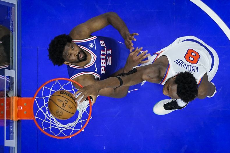 Joel Embiid, de los 76ers de Filadelfia, trata de impedir una clavada de OG Anunoby, de los Knicks de Nueva York, el 2 de mayo de 2024 (AP Foto/Matt Slocum)
