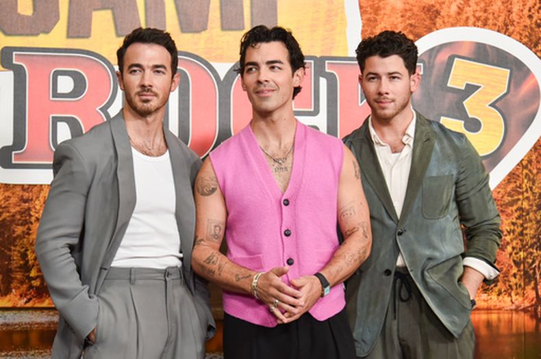 Kevin Jonas (izquierda), Joe Jonas y Nick Jonas llegan a la premier de Camp Rock 3 el lunes 10 de agosto de 2026 en The Walt Disney Studios en Burbank, California. (Foto de Richard Shotwell/Invision/AP)