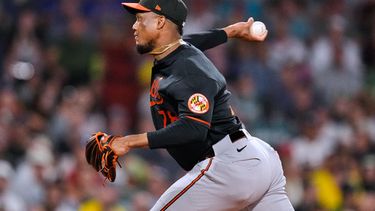 Yennier Cano, de los Orioles de Baltimore, trabaja en la séptima entrada del segundo juego de béisbol de Grandes Ligas de una doble cartelera contra los Medias Rojas de Boston, el miércoles 22 de julio de 2026, en Boston. (AP Foto/Charles Krupa)