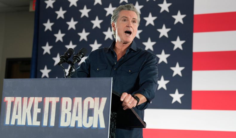 ARCHIVO - El gobernador de California, Gavin Newsom, habla durante un mitin con demócratas del condado Harris en la sede del sindicato IBEW local 716 el sábado 8 de noviembre de 2025 en Houston. (Foto AP/Karen Warren, archivo)