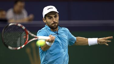 americateve | El colombiano Santiago Giarldo en acci&oacute;n contra John Isner en el Masters de Shanghai el 7 de octubre del 2013. Isner gan&oacute; 4-6, 7-5, 7-5 en un duelo de la primera ronda.  (AP Photo/Ng Han Guan)