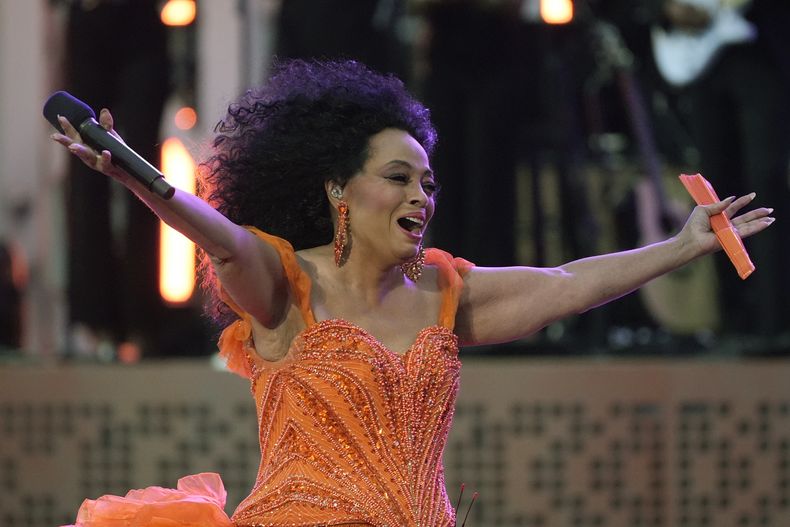 Diana Ross se presenta en Live From Detroit: The Concert at Michigan Central el jueves 6 de junio de 2024, en Detroit. (Foto AP/Carlos Osorio)