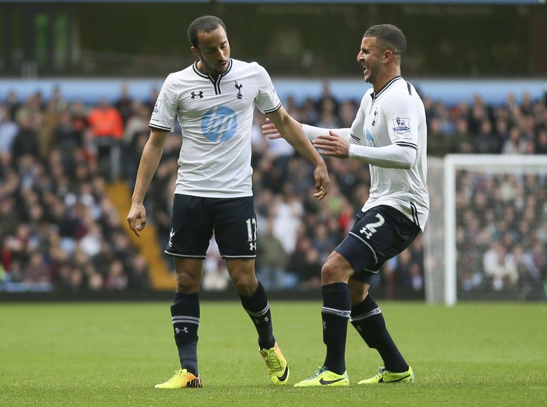 Andros Townsend, izquierda, celebra con Kyle Walker tras marcar un gol para Tottenham en la victoria 2-0 ante Aston Villa en la Liga Premier inglesa el domingo 20 de octubre de 2013. (AP Foto/Alastair Grant)