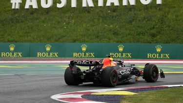 Max Verstappen de Red Bull toma una curva durante el sprint del Gran Premio de Austria, el sábado 1 de julio de 2023. (AP Foto/Darko Vojinovic)