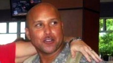 americateve | Omar González, un ex combatiente en Irak de 42 años, hizo evacuar el edificio presidencial de EEUU cuando logró evadir la seguridad con un cuchillo en la mano. Ya detenido, las autoridades descubrieron un arsenal en su vehículo