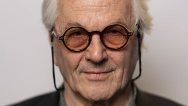 El director George Miller posa para un retrato para promover la película Furiosa: A Mad Max Saga en Los Ángeles, el viernes 10 de mayo de 2024. (Foto AP/Jae C. Hong)