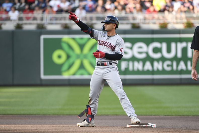 El venezolano Andrés Giménez, de los Guardianes de Cleveland, festeja luego de conectar un doble en el juego del sábado 3 de junio de 2023, frente a los Mellizos de Minnesota (AP Foto/Craig Lassig)