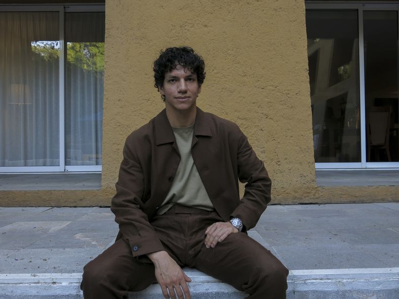 El bailarín y actor mexicano Isaac Hernández posa para un retrato para promocionar su espectáculo Despertares en la Ciudad de México, el 9 de abril de 2024. Despertares celebrará su décima edición el 23 de agosto. (Foto AP/Berenice Bautista)