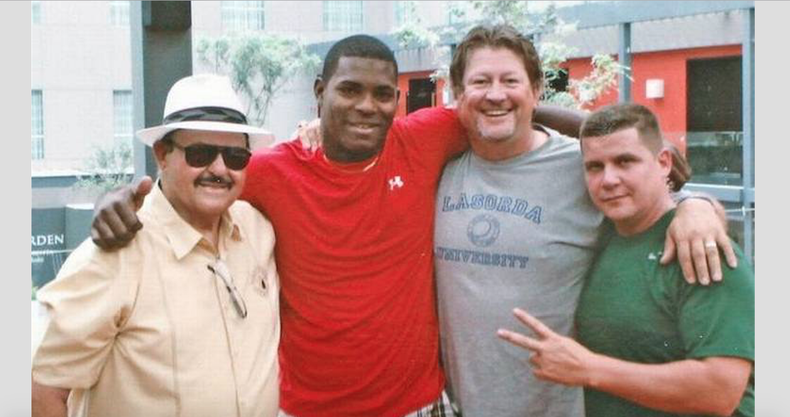 Mike Brito, Yasiel Puig, Logan White y Gilberto Suárez en una foto.