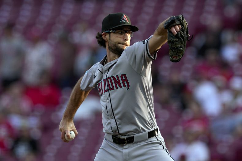 Zac Gallen, pitcher de los Diamondbacks de Arizona, lanza en el juego del martes 7 de mayo de 2024, ante los Rojos de Cincinnati (AP Foto/Jeff Dean)