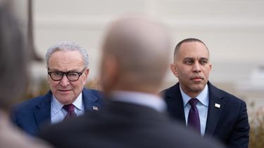 El senador demócrata por Nueva York Chuck Schumer y el representante demócrata por Nueva York Hakeem Jeffries en el Congreso en Washington, el 25 de marzo del 2026. (AP foto/Allison Robbert)