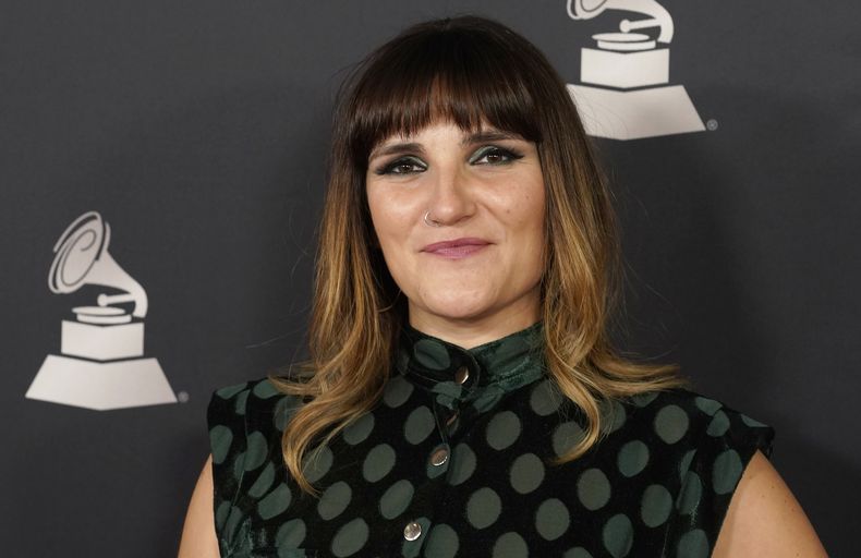 ARCHIVO - Rozalén llega a la Gala de la Persona del Año de la Academia Latina de la Grabación en honor a Rubén Blades en el Mandalay Bay el 17 de noviembre de 2021 en Las Vegas. (Foto AP/Chris Pizzello, archivo)