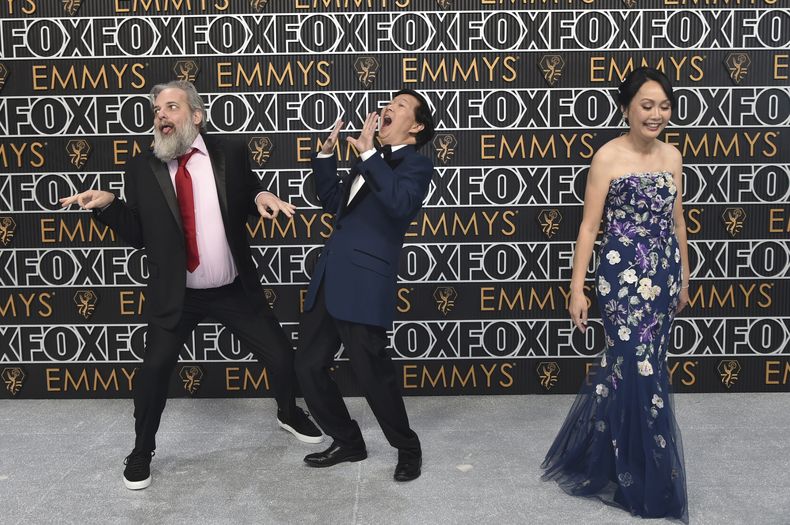 Dan Harmon, de izquierda a derecha, Ken Jeong, y Tran Jeong llegan a la 75a edición de los Premios Emmy el lunes 15 de enero de 2024 en el Teatro Peacock de Los Ángeles. (Foto Richard Shotwell/Invision/AP)
