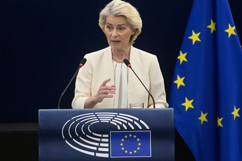 ARCHIVO - La presidenta de la Comisión Europea Ursula von der Leyen ofrece su discurso anual sobre el Estado de la Unión Europea en la sede del Parlamento Europeo en Estrasburgo, en el este de Francia, el miércoles 16 de septiembre de 2026. (AP Foto/Pascal Bastien, Archivo)