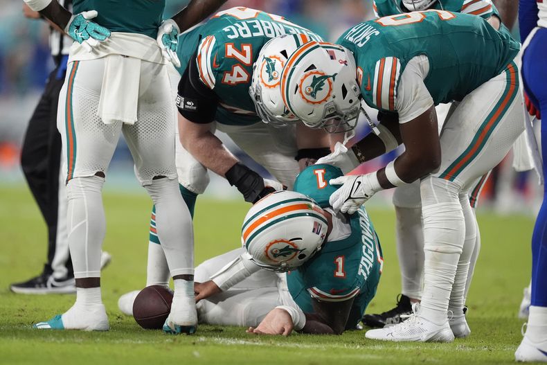 Tua Tagovailoa (1), quarterback de los Dolphins de Miami, yace en el campo de juego después de sufrir una conmoción cerebral durante la segunda mitad del partido de la NFL en contra de los Bills de Buffalo, el jueves 12 de septiembre de 2024, en Miami Gardens, Florida. (AP Foto/Rebecca Blackwell)