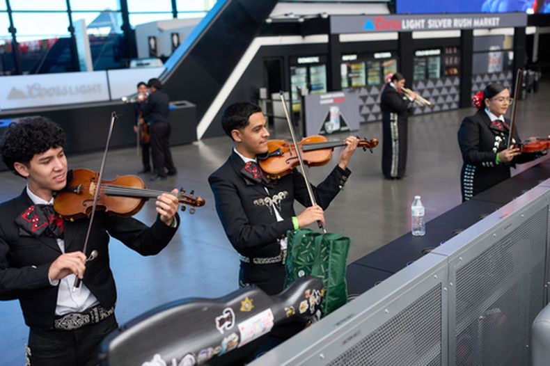 Axel Rodríguez Olivas (centro) y Blanier Bojorquez (izquierda), se preparan con otros estudiantes de mariachi en la Universidad de Nevada, Las Vegas, antes de actuar, el 3 de octubre de 2026, en Las Vegas. (AP Foto/John Locher)