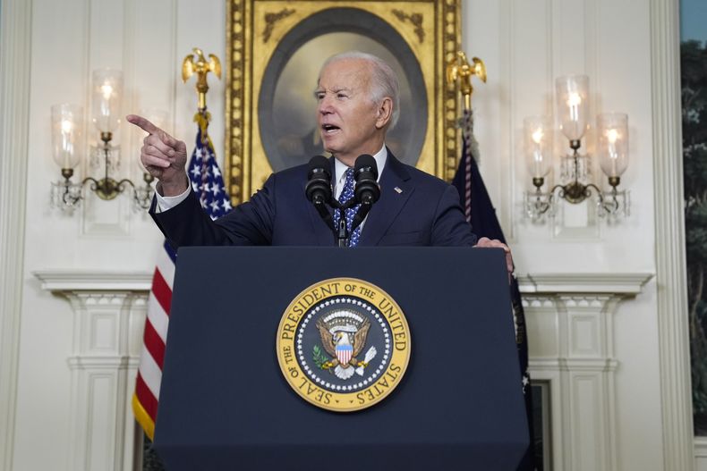 El presidente Joe Biden habla en el Salón de Recepción Diplomática de la Casa Blanca, el jueves 8 de febrero de 2024, en Washington. (AP Foto/Evan Vucci)