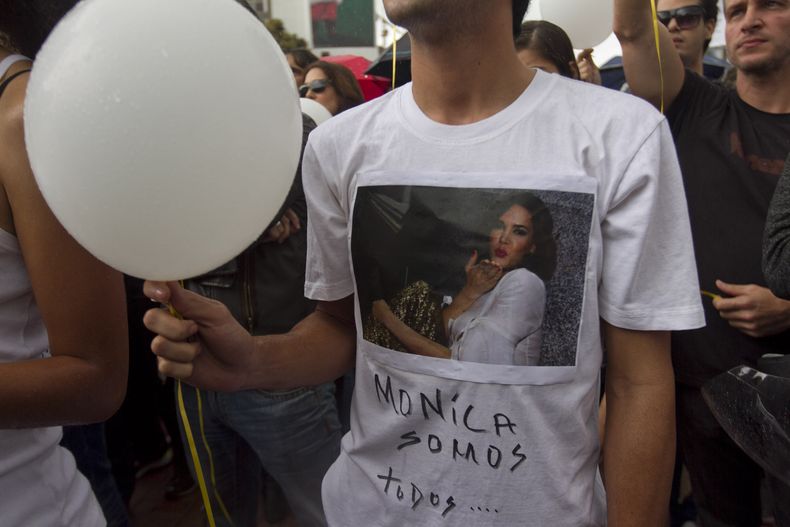Un hombre con una fotograf&iacute;a en una camiseta participa en una protesta contra el asesinato de la actriz Monica Spear y su esposo Henry Thomas Berry en Caracas, Venezuela, el mi&eacute;rcoles 8 de enero de 2014. La foto muestra a Spear (Foto AP/Alej
