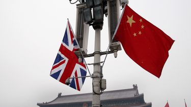 En esta imagen de archivo, banderas de Reino Unido y China ante la Puerta de Tiananmen, en Beijing, China, el 17 de enero de 2008. (AP Foto/Andy Wong, archivo)