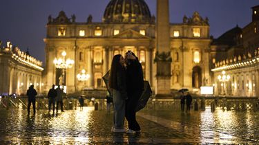 Una pareja se besa en la plaza de San Pedro del Vaticano, el miércoles 12 de marzo de 2025. (AP Foto/Francisco Seco)
